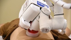 Robot - nhân viên mát xa - đang thực hiện xoa bóp cho bệnh nhân tại bệnh viện. Ảnh  AFP Relaxnews