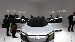Khách tham quan đang mục sở thị chiếc xe điện tự lái Audi AG Aicon tại Triển lãm Ô tô Frankfurt. Ảnh Bloomberg