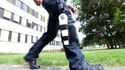 Pylatiuk, một nghiên cứu viên ở Viện Công nghệ Karlsruhe (KIT),  gắn một thiết bị nhỏ vào chân phải như là một phần của thí nghiệm xem có thể tạo ra điện từ việc đi bộ hay không. Ảnh dpa. 