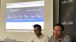 Ông Lê Văn Thanh, đồng sáng lập Cốc Cốc (áo kẻ) công bố số liệu về thị phần người dùng trình duyệt ở Việt Nam trong buổi họp báo sáng 26/10/2017.