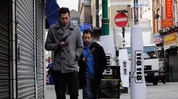 Vừa đi đường vừa nhắn tin hay dán mắt vào điện thoại có nguy cơ gây thương tích cho bản thân và những người khác - Ảnh: GETTY IMAGES