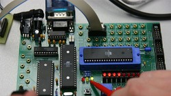 Vật liệu mới giúp thiết bị điện tử xử lý nhanh hơn (Ảnh: Pixabay)