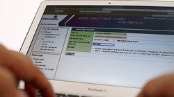 Khi sử dụng ngân hàng trực tuyến của Vietcombank, khách hàng được yêu cầu đổi mật khẩu để tăng tính bảo mật - Ảnh: THUẬN THẮNG