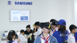 Ngay cả các bạn trẻ ở độ tuổi trung học cơ sở cũng tỏ ra thích thú khi lần đầu tiên được ngắm nhìn toàn bộ vẻ hùng vĩ và huyền ảo của Sơn Đoòng trực quan và sinh động