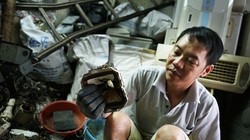 Tủ lạnh, radio, tivi cũ được tháo dỡ thủ công để lấy nguyên liệu tại một cơ sở thu mua phế liệu ở ngõ Văn Chương, Khâm Thiên, Đống Đa, Hà Nội. Ảnh: Trịnh Điệp