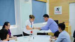 Bà McCarthy, giám đốc nhân sự của Tek Experts toàn cầu tới thăm Đại học Hà Nội trao đổi về chương trình hoạt động của Học viện Tek Academy.