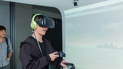 Sinh viên trải nghiệm cảm giác ở biển khơi với kính thực tế ảo.