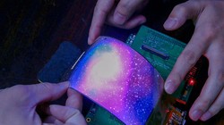 Nguyên mẫu màn hình uốn dẻo được phát triển bởi Doogee. ẢNH: EVAN BLASS