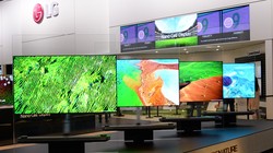 Sự linh hoạt của màn hình OLED cho phép tạo ra những chiếc TV với kiểu dáng độc đáo, chẳng hạn kiểu dán tường như chiếc Signature W.