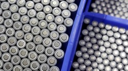 Pin cho xe điện được sản xuất tại một nhà máy ở Đông Quan, Trung Quốc. ẢNH: REUTERS