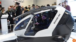 Chiếc Drone EHang 184 được giới thiệu tại Hội chợ Đồ điện tử Las Vegas năm 2016. Ảnh: Ethan Miller/Getty Image/AFP