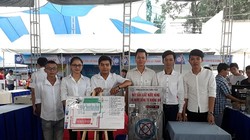 Các thành viên nhóm và sản phẩm tại Liên hoan tuổi trẻ sáng tạo năm 2017 do Thành đoàn TP.HCM tổ chức. Ảnh: NVCC.