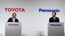 Chủ tịch hãng Toyota và Chủ tịch Panasonic Kazuhiro Tsuga tại cuộc họp báo chung. Ảnh Reuters