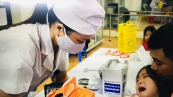 Lấy máu xét nghiệm cho các bé