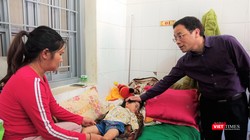 GS. Tạ Thành Văn thăm bệnh nhi ở TTYT huyện Mường Nhé 