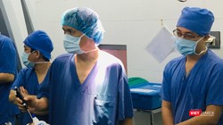 PGS.TS. Đồng Văn Hệ thực hiện ca mổ u não thức tỉnh