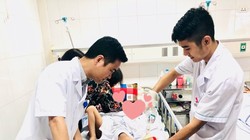 Các bác sĩ chăm sóc cho cháu bé