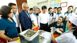 Đại diện WHO và Bộ Y tế thăm một cơ sở tiêm chủng 