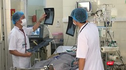 PGS.TS. Đỗ Duy Cường, Giám đốc Trung tâm bệnh nhiệt đới của Bệnh viện Bạch Mai kiểm tra tình trạng sức khỏe cho bệnh nhân cúm