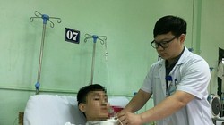 Bác sĩ chăm sóc cho bệnh nhân sau mổ