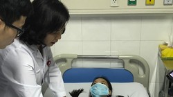 TS. Nguyễn Việt Hoa khám cho bệnh nhi trước khi mổ