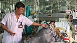 GS. Nguyễn Gia Bình - Chủ tịch Hội Hồi sức - cấp cứu Việt Nam điều trị cho nạn nhân bị ung thư gan do uống nhiều rượu