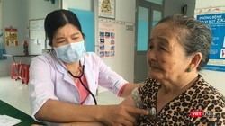 Khám bệnh cho người dân tại một Trạm Y tế xã 