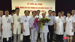 Tiễn 2 bệnh nhân tiền liệt tuyến điều trị bằng cấy phóng xạ ra viện