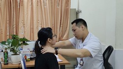 ThS. BS. Nguyễn Giang Nam đang khám cho bệnh nhân L. sau khi chị L. chữa bệnh tại nhà thầy lang.
