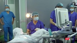 BS Phạm Văn Hưởng - Trưởng khoa Khám bệnh thực hiện thủ thuật để TTTON cho bệnh nhân 