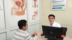 TS. Nguyễn Hoài Bắc - Trưởng Khoa Nam học của Bệnh viện Đại học Y Hà Nội - tư vấn cho bệnh nhân