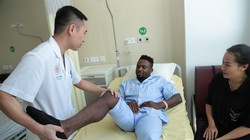 "Quái thú" Oseni  đang được các bác sĩ chăm sóc