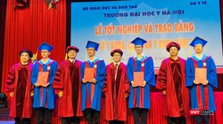 Lãnh đạo Trường Đại học Y Hà Nội trao Bằng cho các bác sĩ và cử nhân y khoa 