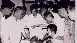 Các đồng chí trong Bộ Chính trị bên giường bệnh của Hồ Chủ tịch 