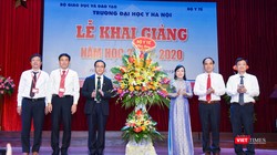 Bộ trưởng Bộ Y tế Nguyễn Thị Kim Tiến chúc mừng năm học mới thầy và trò Trường Đại học Y Hà Nội