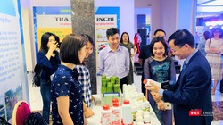 Nơi trưng bày sản phẩm của Viện Hàn lâm KH&CN VIệt Nam thu hút sự chú ý của mọi người