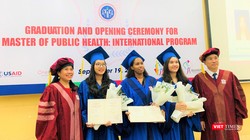 PGS.TS. Đoàn Quốc Hưng – Phó Hiệu trưởng Trường ĐHYHN và GS.TS. Lê Thị Hương – Viện trưởng Viện Đào tạo YHDP và YTCC trao Bằng tốt nghiệp cho 3 học viên xuất sắc nhất khóa