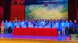 Bà Nguyễn Thúy Anh – Chủ nhiệm Ủy ban các Vấn đề Xã hội của Quốc hội, đại diện Bộ Y tế, Trường Đại học Y Hà Nội và các BV tại lễ bàn giao các bác sĩ trẻ tình nguyện về các vùng khó khăn