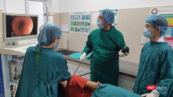 GS. Piter Martinez Beniter khámvà điều trị cho người bệnh 