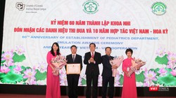 PGS.TS Lương Ngọc Khuê - Cục trưởng Cục Quản lý Khám chữa bệnh (Bộ Y tế) trao Bằng khen của Bộ Y tế cho tập thể lãnh đạo Khoa Nhi vì những thành tích trong chăm sóc sức khỏe nhân dân.