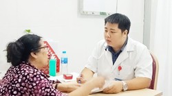 Bác sĩ tư vấn cho bệnh nhân