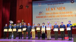 GS. TS Tạ Thành Văn - Hiệu trưởng Trường Đại học Y Hà Nội - trao Giấy khen cho các cá nhân có đóng góp tiêu biểu trong quá trình xây dựng và phát triển Viện Đào tạo RHM.  