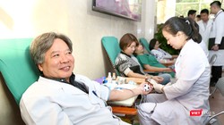GS.TS. Trần Bình Giang - Giám đốc Bệnh viện Hữu nghị Việt Đức - tham gia hiến máu tình nguyện