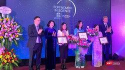 Phó Chủ tịch nước Đặng Thị Ngọc Thịnh và GS. Châu Văn Minh - Chủ tịch Viện Hàn lâm Khoa học và Công nghệ Việt Nam trao Giải thưởng L’Oreál – UNESCO "Vì sự phát triển phụ nữ trong khoa học" cho 3 nhà khoa học nữ xuất sắc năm 2019 