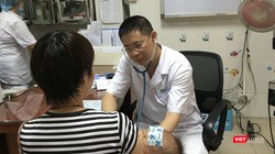 Khám bệnh cho trẻ tại Bệnh viện Nhi Trung ương (ảnh: Thanh Hằng)