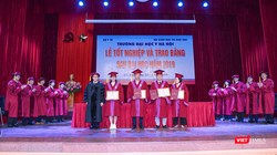 GS.TS. Tạ Thành Văn - Hiệu trưởng Trường Đại học Y Hà Nội - trao Giấy khen cho các tân bác sĩ chuyên khoa II xuất sắc 