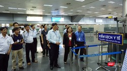 Lãnh đạo Bộ Y tế và Sở Y tế Hà Nội kiểm tra công tác phòng dịch ở cửa khẩu quốc tế Nội Bài (ảnh: Huynh Nguyễn)
