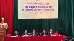Thứ trưởng Bộ Y tế Nguyễn Thanh Long chủ trì họp báo về dịch do virus Corona (ảnh: Thanh Hằng)