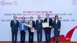 GS.TS. Tạ Thành Văn trao Bằng khen của Bộ Y tế cho Trung tâm vì những đóng góp trong việc cung cấp bằng chứng mở rộng điều trị nghiện thuốc phiện bằng thuốc buprenorphine ở Việt Nam