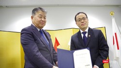 GS. Yamazaki -Hiệu trưởng Đại học Kanazawa – trao bằng Giáo sư danh dự cho GS Tạ Thành Văn - HIệu trưởng Trường Đại học Y Hà Nội